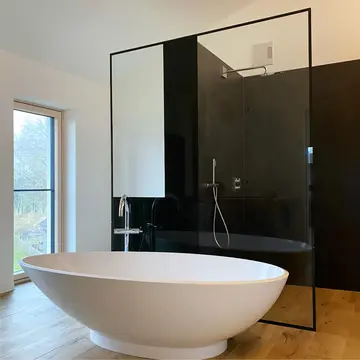 Badezimmer mit Dusche